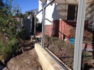 limestone retaining wall colorbond fencing and gates perth