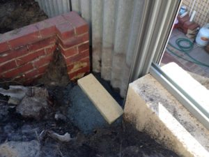 limestone retaining wall colorbond fencing and gates perth