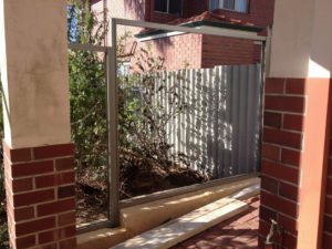limestone retaining wall colorbond fencing and gates perth