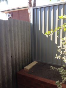 limestone retaining wall colorbond fencing and gates perth