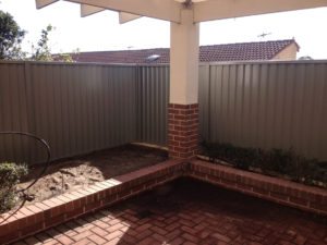 limestone retaining wall colorbond fencing and gates perth